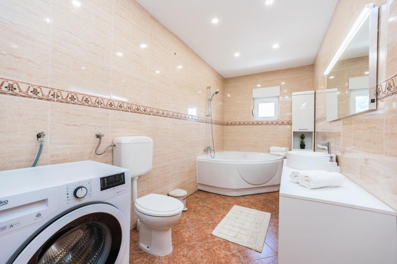 Apartmani Tomeri Starigrad Paklenica Bagian luar foto