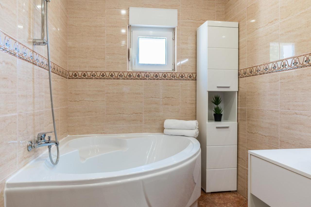 Apartmani Tomeri Starigrad Paklenica Bagian luar foto